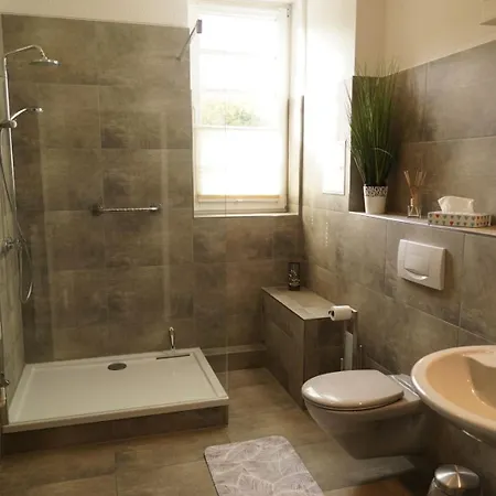 Unter Den Linden - 46-17 *